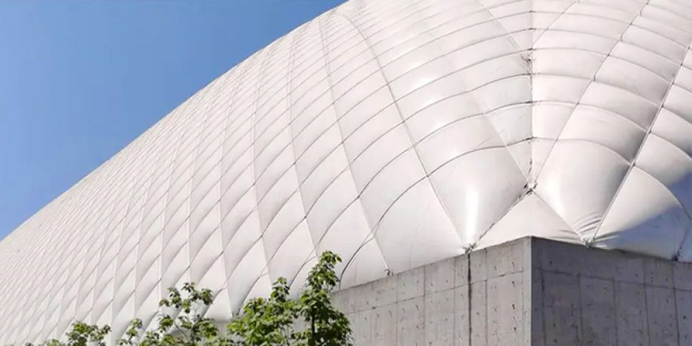 Reticulated steel cable system in membrane structure building