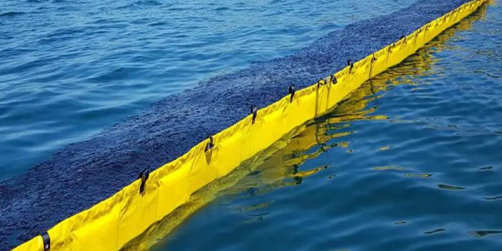 Sealing process of oil boom