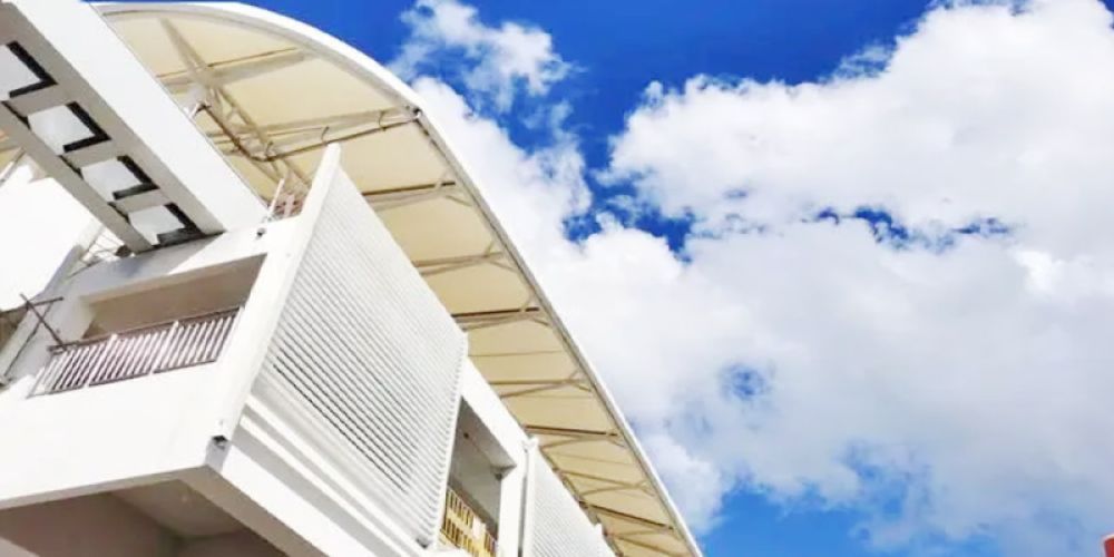 Heat sealing machine for membrane buildings at railway stations